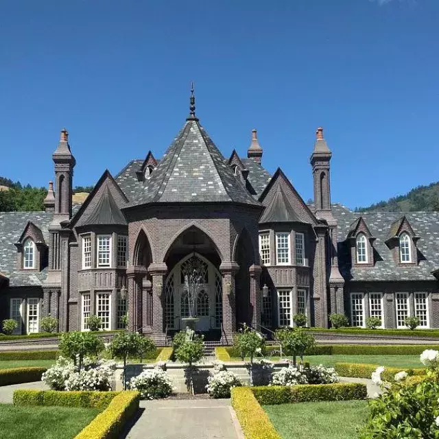 A sala de degustação da Ledson Winery parece um castelo europeu.