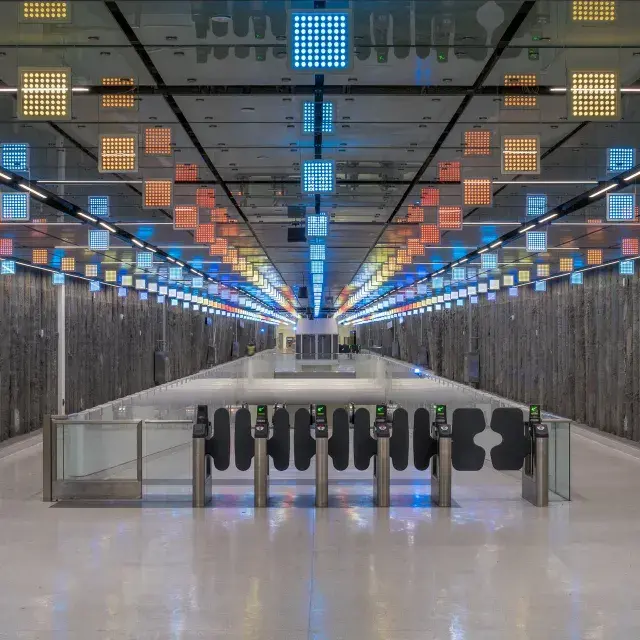 무니역에 설치된 루시 인 더 스카이 조명 예술 작품입니다.