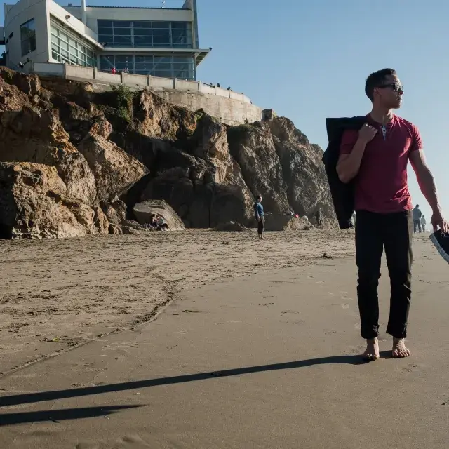 Nick Whittlesey descalço em Ocean Beach