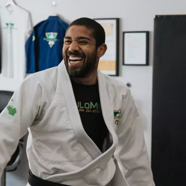 Rômulo Melo sorrindo.