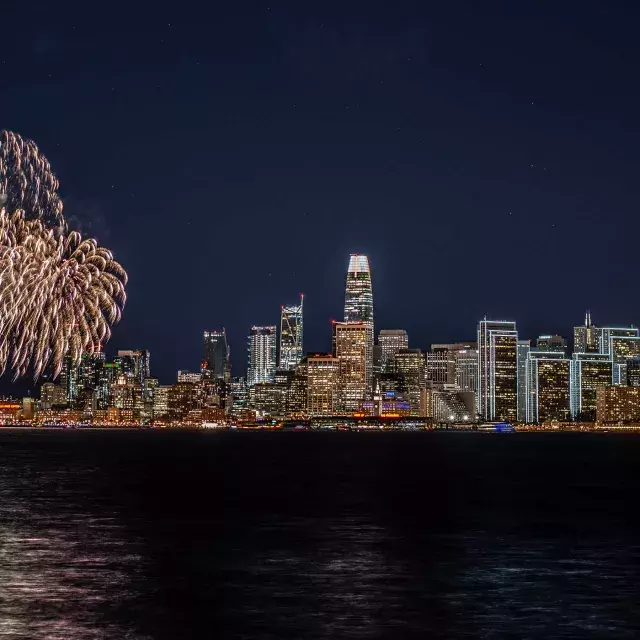 Fogos de artifício explodem no horizonte da cidade de São Francisco.