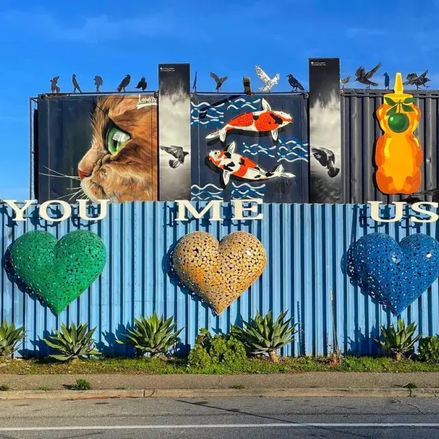 サンフランシスコのベイビュー地区にある芸術作品と壁画。