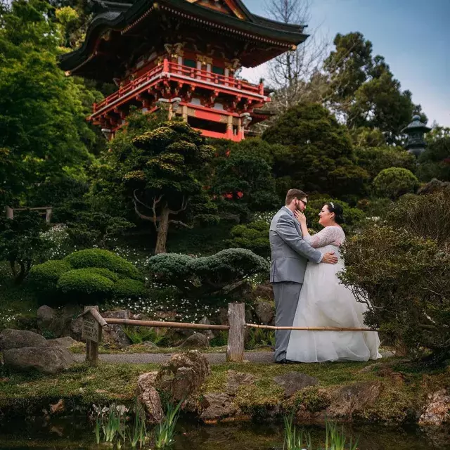 Casal em frente ao Jardim de Chá Japonês