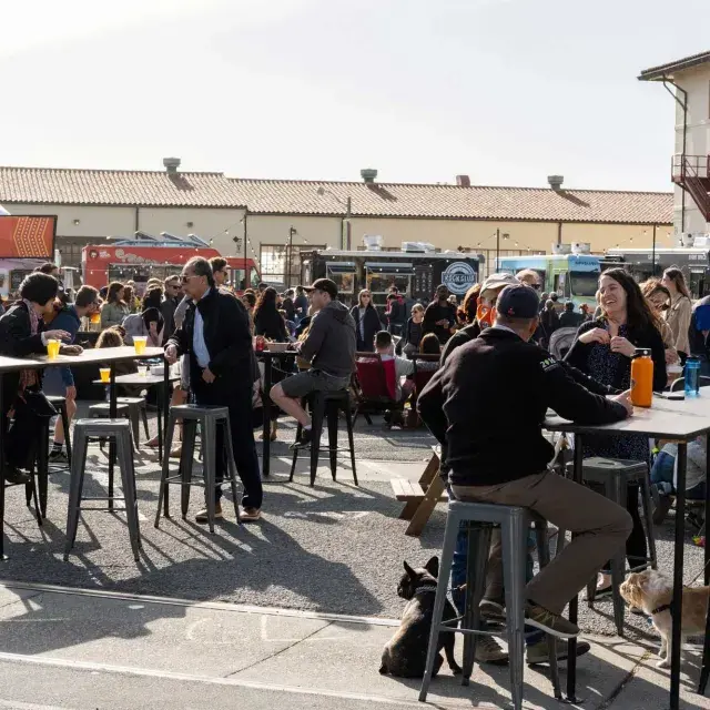 Uma multidão de pessoas se reúne para comer em food trucks durante o Off the Grid no Fort Mason Center.