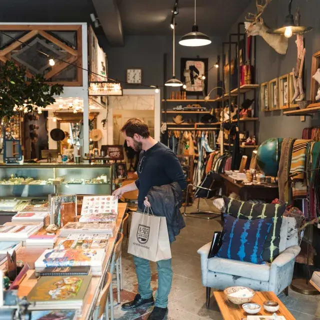 サンフランシスコのノーパ地区にあるブティックで買い物をする男性。