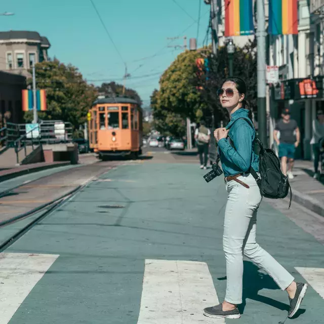 Uma mulher caminhando no Castro