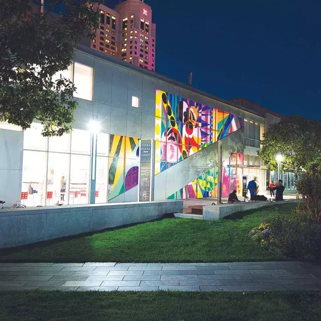 Exterior do Centro de Artes Yerba Buena à noite.