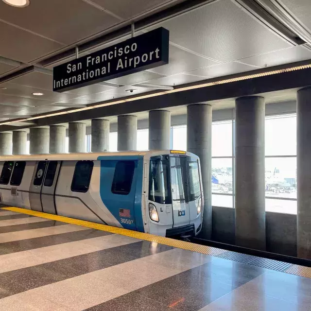 Am Bahnhof wartet ein BART-Zug auf Fahrgäste.