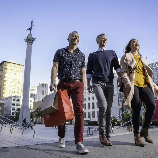 買い物客がサンフランシスコのユニオンスクエアを歩いている。