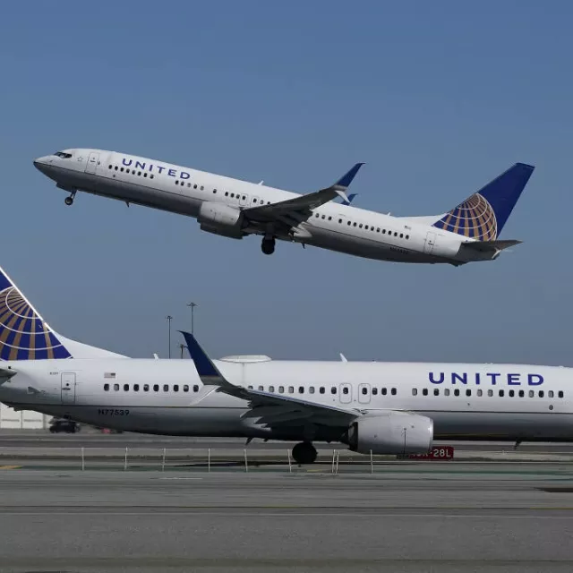 Planes arrive and depart from SFO