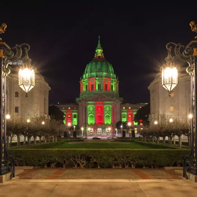 Prefeitura de São Francisco iluminada para os feriados.