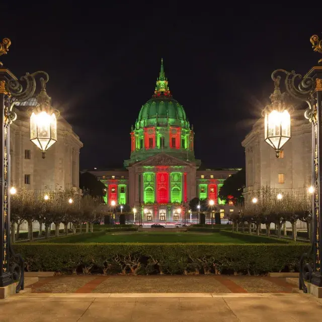 샌프란시스코 시청은 휴일을 맞아 조명을 밝혔습니다.