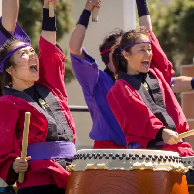 Bateristas em Japantown no festival anual Cherry Blossom