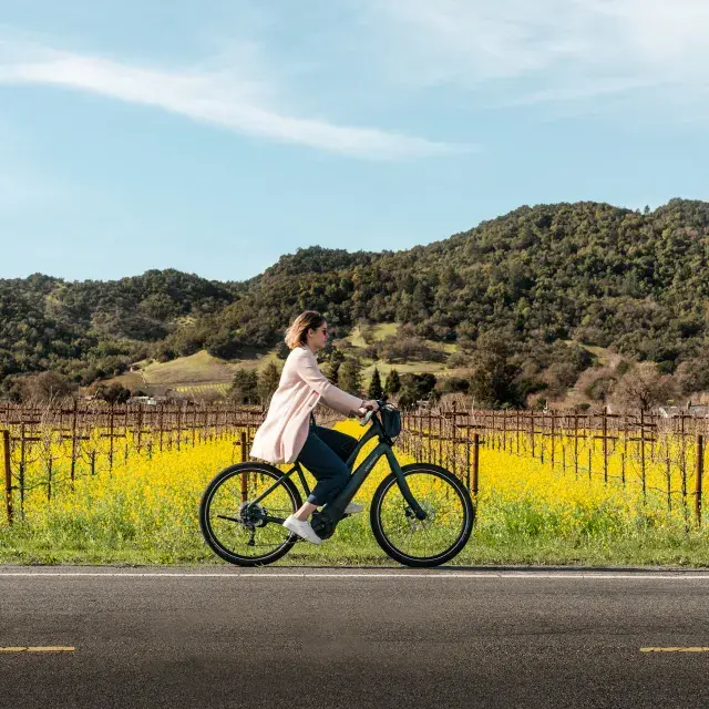 mulher andando de bicicleta em Napa