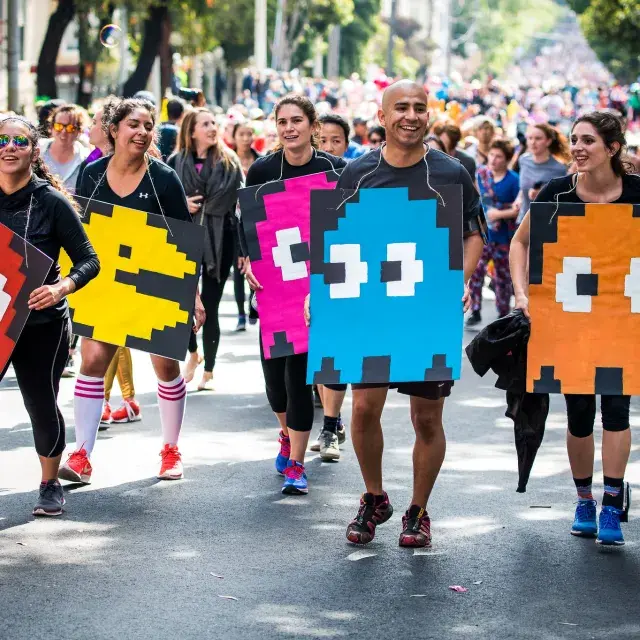 Corredores vestidos com fantasias de Pac Man para a corrida Bay to Breakers Race SF