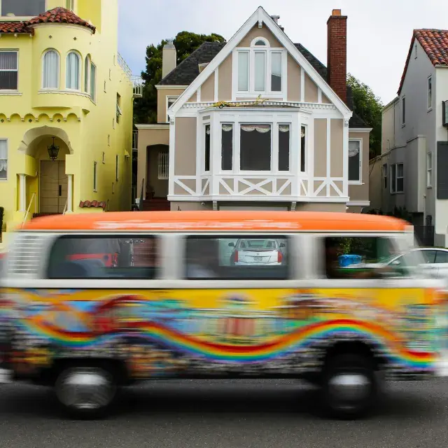 サンフランシスコを高速で走るバン 