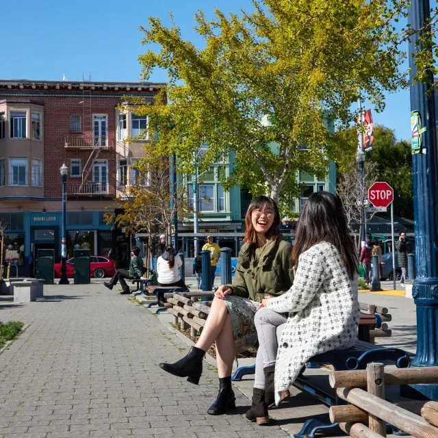 サンフランシスコのHayes Valleyにあるパトリシアズ・グリーンの屋外に座る女性たち。