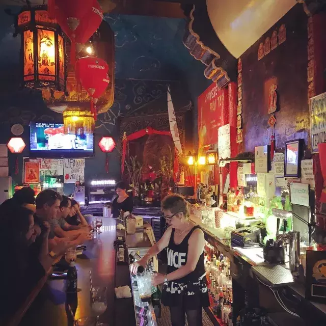Um bar eclético em São Francisco.