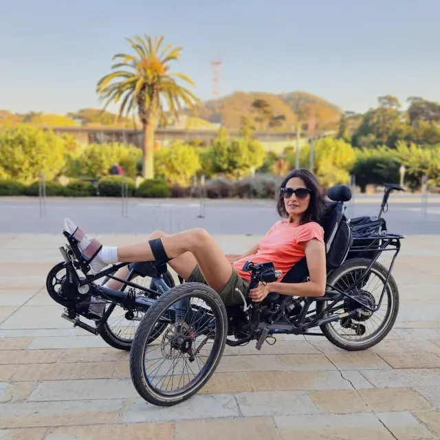 ジャン・ボンヴィルさんはアダプティブバイクに乗ってゴールデンゲートパークを探索します。
