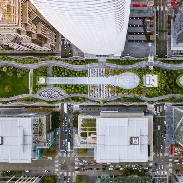Overhead view of salesforce park and surrounding buildings
