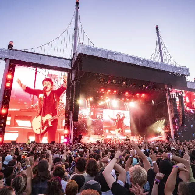 Imagem da apresentação do Green Day no telão do Outsidelands Festival